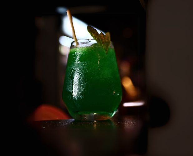 Cocktail TOPKAPI Sirop de Menthe, Gin, Triple sec Citron vert, Perrier JUST ONE BEER gradignan proche bordeaux - carte des cocktail