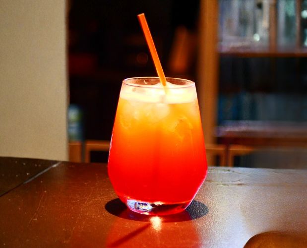 Cocktail SANGRE DE CEREZA Amaretto, sirop de Cerise, citron jaune, Jus de clémentine JUST ONE BEER gradignan proche bordeaux - carte des cocktail