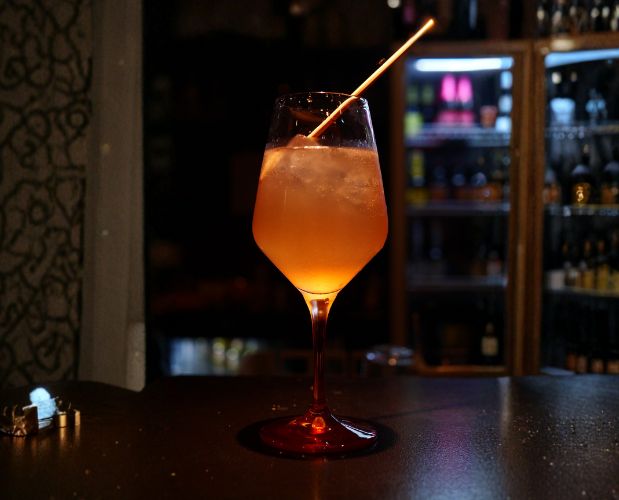 Cocktail spritz AUTOMNAL spritz calvet, crème de pêche, fleur de sureau, citron vert JUST ONE BEER gradignan proche bordeaux - carte des cocktail