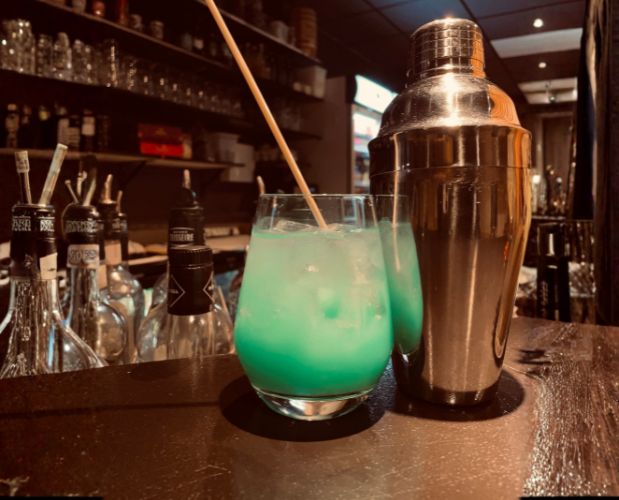 Mocktail Bleu Banane Jus de Banane, Sirop Curacao, Sirop de Caramel, Citron Vert JUST ONE BEER gradignan proche bordeaux - carte des cocktail